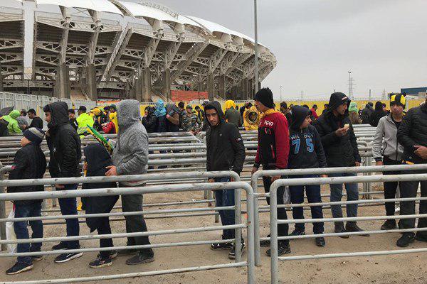 ایست بازرسی برای جلوگیری از ورود مواد محترقه به ورزشگاه نقش جهان