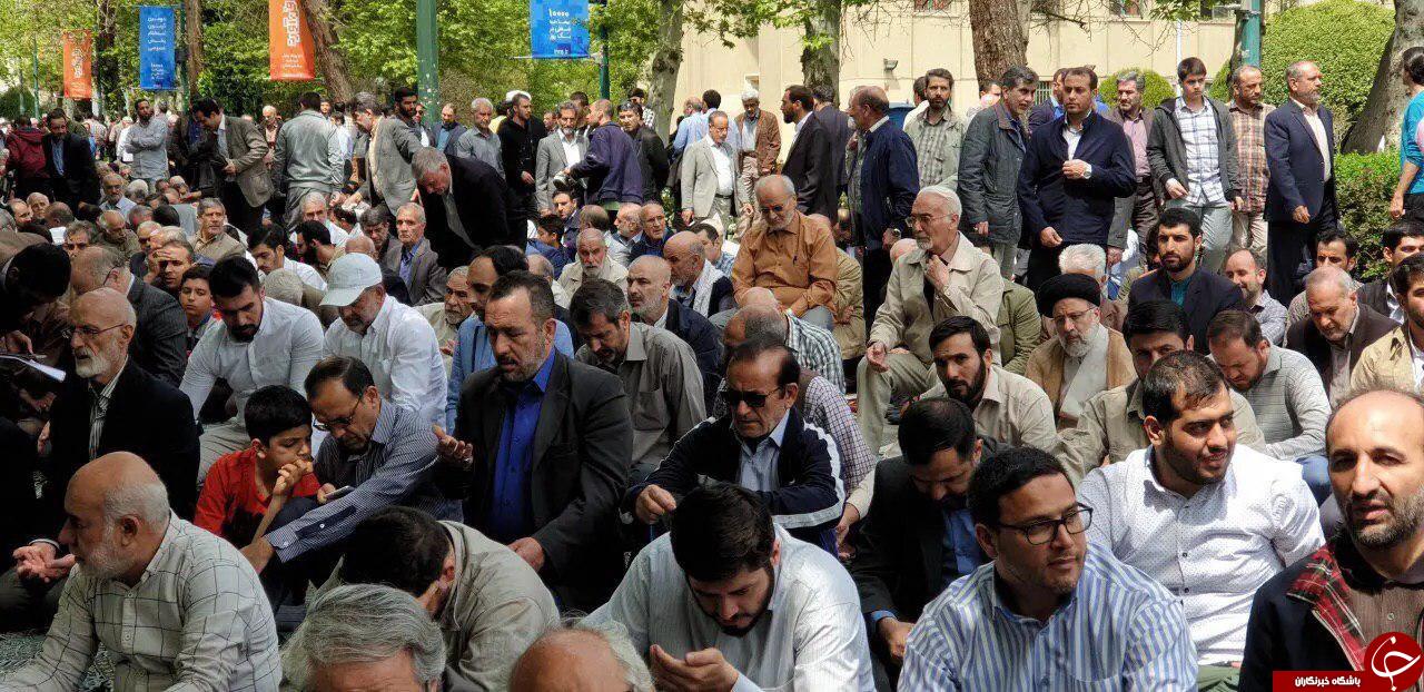 حضور بدون تشریفات آیت&zwnj;اللّه رئیسی در نماز جمعه +عکس
