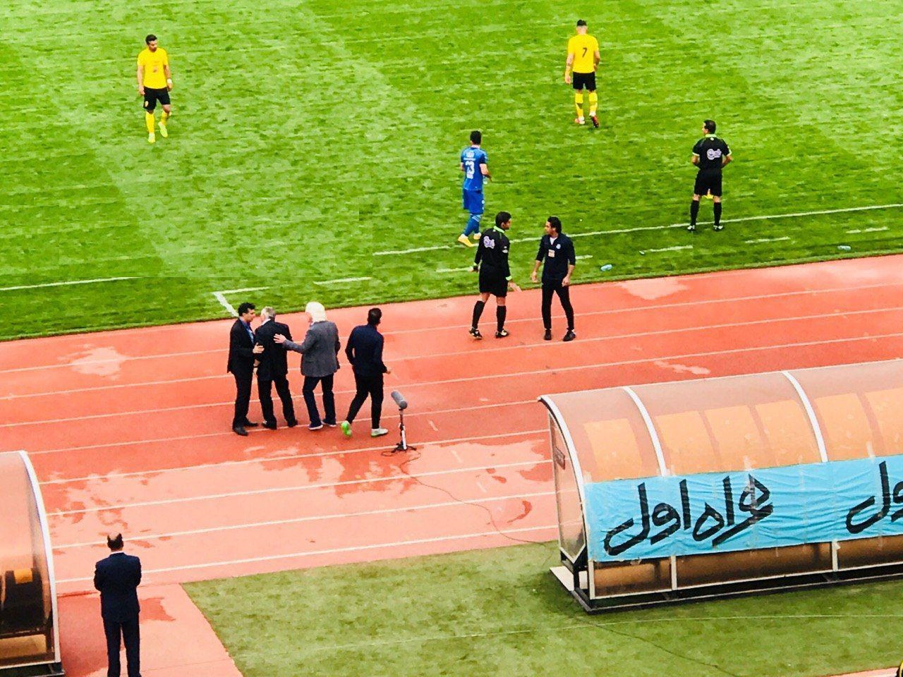 اعتراض شفر به داور دیدار سپاهان - استقلال اعتراض شفر به داور دیدار سپاهان - استقلال