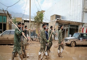کمک سربازان پادگان دامغان به سیل زدگان