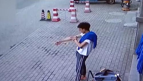 نجات معجزه آسای جوان چینی از حادثه مرگبار+فیلم