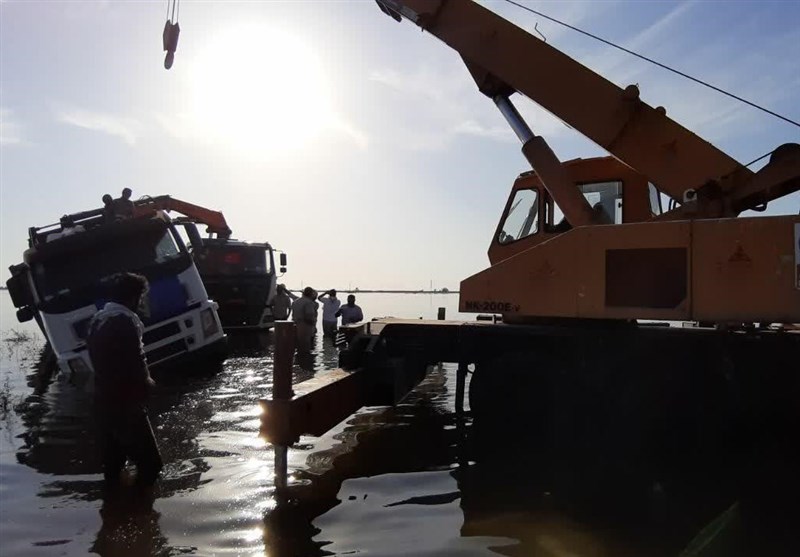 کامیون حامل سیل&zwnj;بند&zwnj;ها واژگون شد