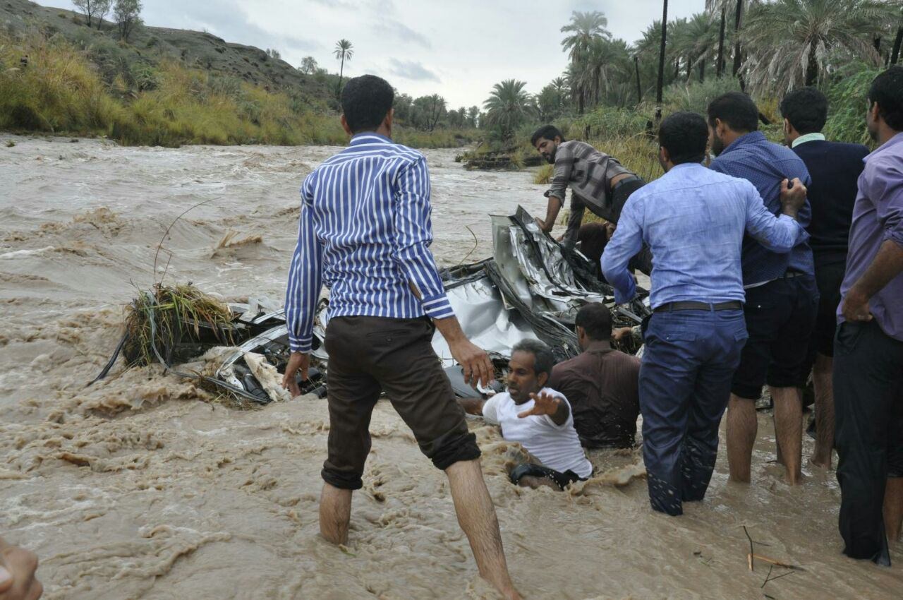 همت جوانان بالاتر از امواج خروشان سیل