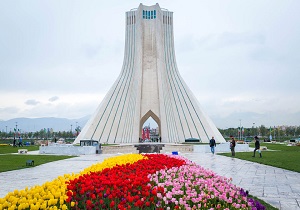 کاشت بیش از ۸۸ هزار پیاز گل لاله در میدان آزادی