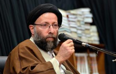 روحانی که بدون عمامه در مناطق سیل&zwnj;زده بیل به دست گرفت +فیلم
