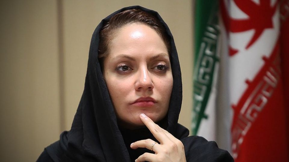 خانم افشار مگه ایرانی نیستی؟ بیل بگیر دستت برو کمک!