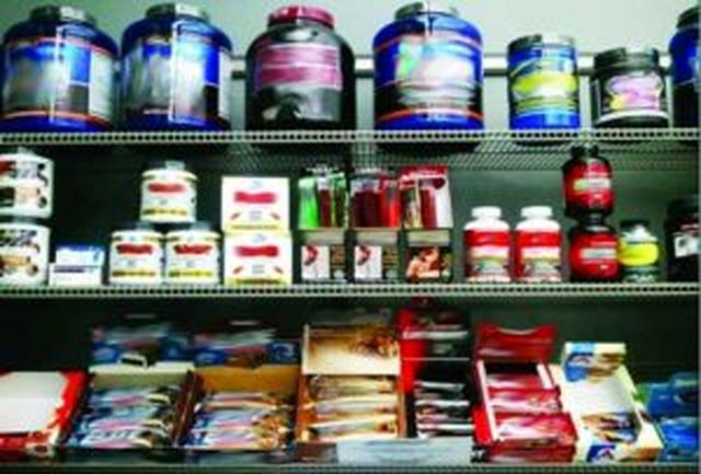 ماجرای فروش مکمل‌های قاچاق در کوچه مروی و تهدید مدیر کل غذا و دارو/ نصب برچسب بر روی مکمل‌های ایرانی اجباری است