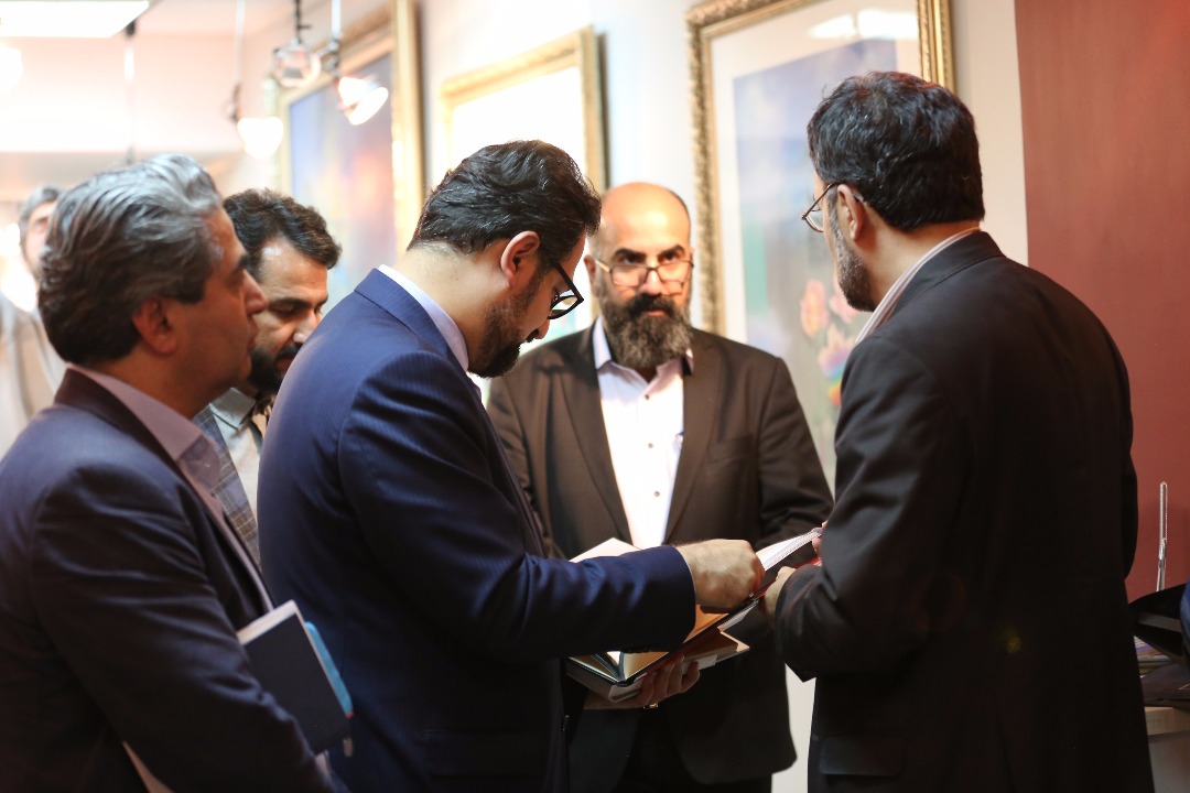 بازدید معاون امور هنری وزارت ارشاد از گنجینه هنر انقلاب