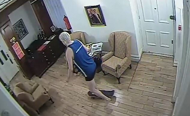 اسکیت بازی جولیان آسانژ در داخل سفارت اکوادور! + فیلم/////