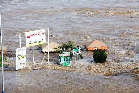 حضور معاون فرهنگی حشدالشعبى در مناطق سیل&zwnj;زده خوزستان +عکس