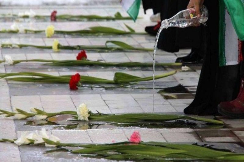مزارشهداگمنام ایلام به مناسبت هفته جوان غبارروبی شد