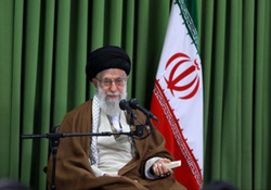لحظات منتشر نشده‌ای از اعطای درجه سپهبدی صیاد شیرازی توسط رهبر انقلاب به فرزند شهید + فیلم