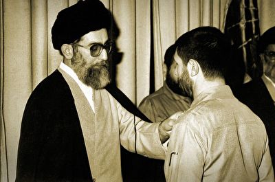 لحظات منتشر نشده&zwnj;ای از اعطای درجه سپهبدی صیاد شیرازی توسط رهبر انقلاب به فرزند شهید + فیلم