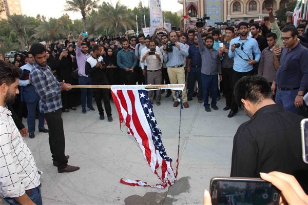 ‌ تجمع اعتراض آمیز دانشجویان دانشگاه علوم پزشکی استان ایلام در محکومیت اقدام اخیر آمریکا