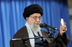 ایستاده در طوفان