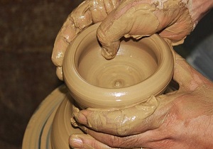 ترویج سفال گری و سرامیک سازی با تلاش بانوی گرمساری
