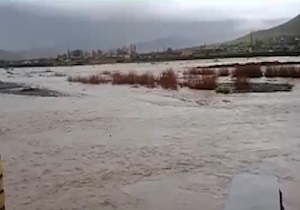 جاری شدن سیل در اثر طغیان رودخانه «گادر» + فیلم