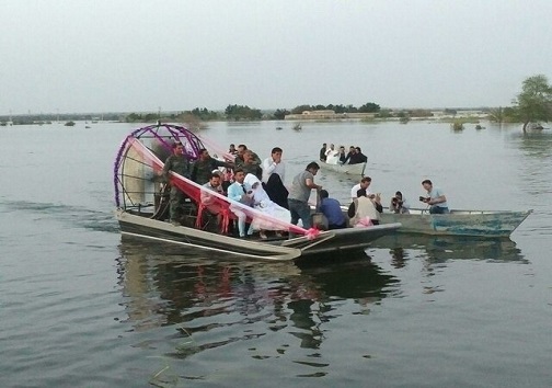 زوج خوزستانی مراسم ازدواجشان را در کنار سیلاب برگزار کردند