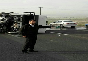 واژگونی تانکر حمل مواد اسیدی در محور اتوبان قم کاشان
