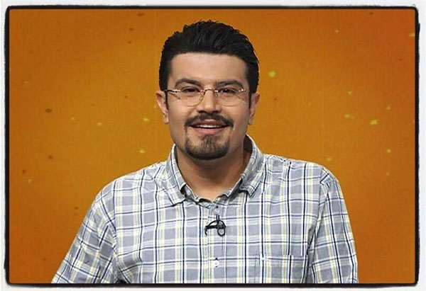 قرآن خواندن مجری برنامه روی آنتن زنده و واکنش قاری مشهور به این قرائت +فیلم