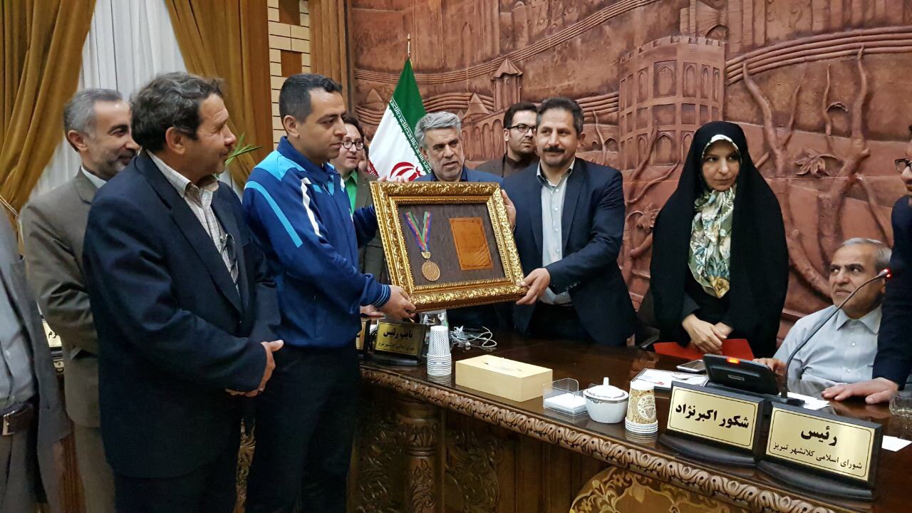 اهدا مدال طلای قهرمان پر افتخار تبریزی به شهردارتبریز