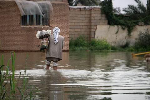 کمک ۴۰۰ میلیون ریالی مرکز غیردولتی به سیل زدگان خوزستان