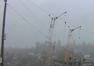سقوط جرثقیل ساختمانی بر روی کارگران + فیلم