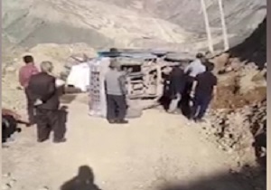 واژگونی نیسان حامل بار ماهی بر اثر رانش زمین + فیلم