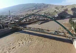 شادی مردم سیل زده شهرستان شادگان از حضور سردار سلیمانی در میان آنها + فیلم