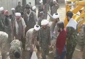 کمک‌رسانی نیروهای جهادی در مناطق سیل‌زده سوسنگرد + فیلم