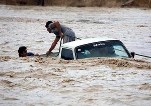 غرق شدن ۲ خودرو در سیلاب محور اهواز-آبادان/سرنشینان نجات یافتند