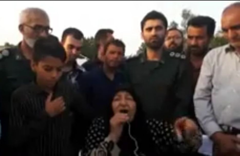 سخنرانی زیبای ‌مادر شهیدان فرجوانی در جمع مردم سیل‌زده ‌حمیدیه‌ +فیلم