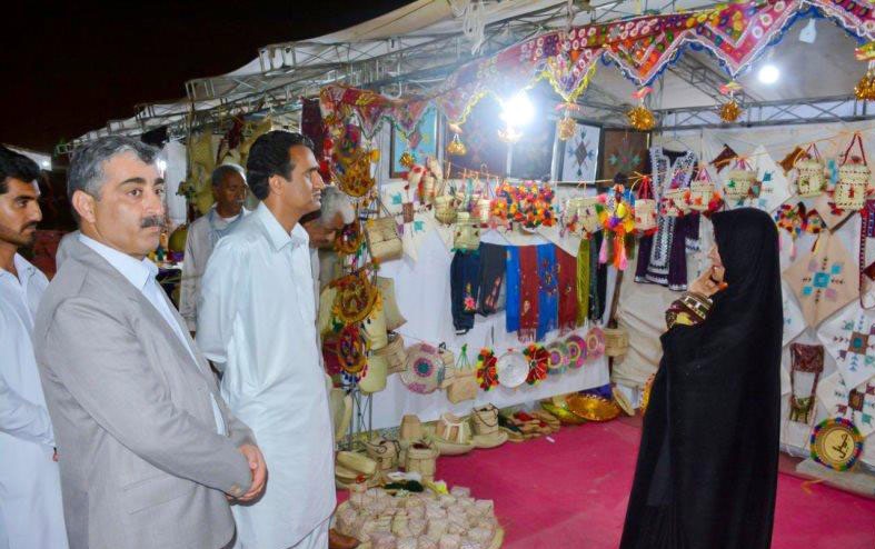 گردشگران از نمایشگاه سوغات و هدایای چابهار استقبال کردند