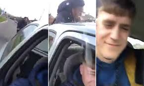 اقدام جنون آمیز راننده جوان در وسط خیابان! + فیلم///////////////////////