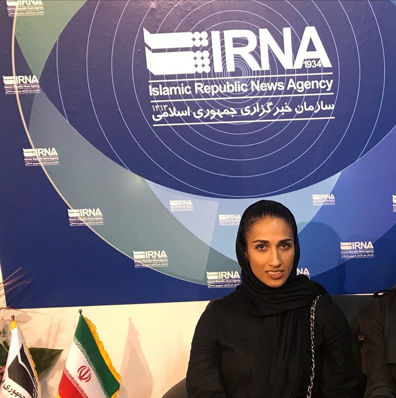 کمک بانوی دونده فارسی به سیل زدگان استان گلستان