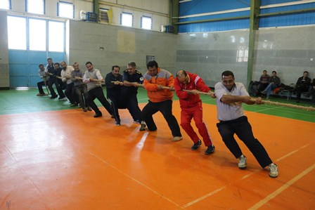 مسابقات طناب کشی در روستای ده زیار برگزار می‌شود