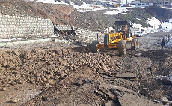 کارشناسان برای مطالعات تایید ایمنی زمین جایگزین روستای حسین آباد کالپوش دست به کار شدند