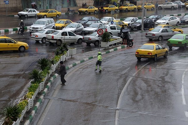 خطر توقف در حاشيه بزرگراه ها به هنگام رانندگي/ موتور سوار ها مراقب معابر لغزنده باشند!