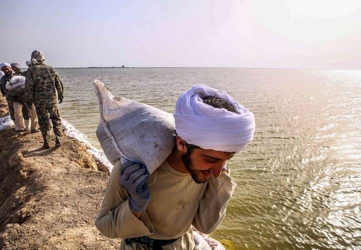 عکسی از نیروهای جهادی طلاب در مناطق سیل&zwnj;زده