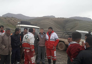 امداد رسانی هلال احمر سمیرم به مسافران ۱۲ دستگاه خودروی گرفتار در باران