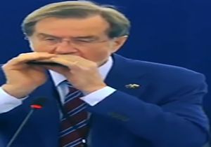 سازدهنی زدن نخست وزیر سابق اسلوونی برای کلیسای نتردام + فیلم