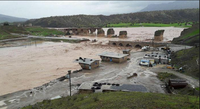 خدمت&zwnj;رسانی پدر شهید حججی در میان سیل&zwnj;زدگان پلدختر +فیلم