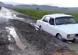 تردد دشوار خودروها از جاده روستای «سرچقا» + فیلم