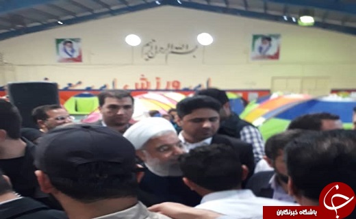 دیدار رئیس جمهور با سیل زدگان مستقر در سالن ورزشی تختی اهواز
