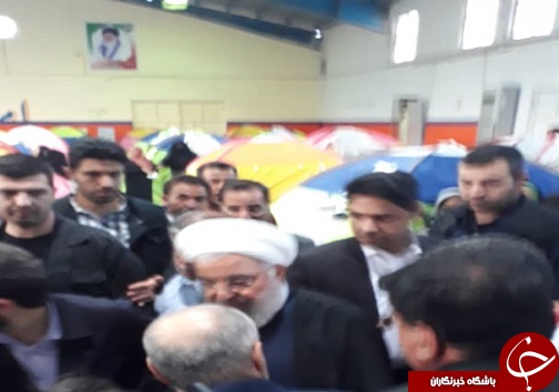 دیدار رئیس جمهور با سیل زدگان مستقر در سالن ورزشی تختی اهواز