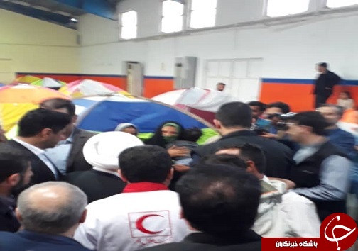 دیدار رئیس جمهور با سیل زدگان مستقر در سالن ورزشی تختی اهواز