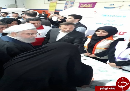 دیدار رئیس جمهور با سیل زدگان مستقر در سالن ورزشی تختی اهواز