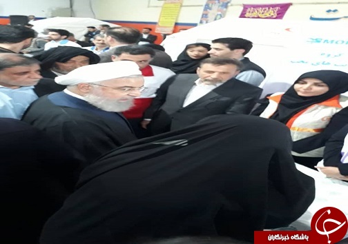 دیدار رئیس جمهور با سیل زدگان مستقر در سالن ورزشی تختی اهواز