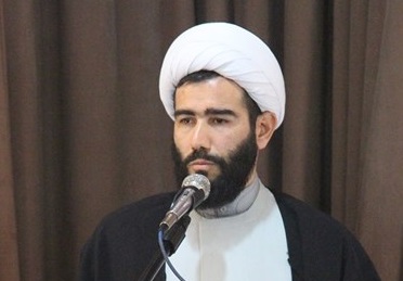 امدادرسانی امام جمعه کوهسرخ به خودروهای گرفتار در برف +فیلم
