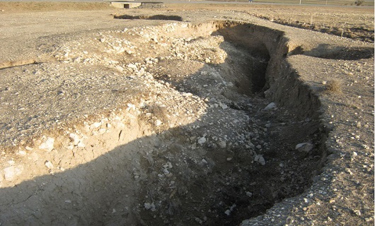 همه کسی  یکی از غارهای طبیعی با چشمه جوشان  در همدان